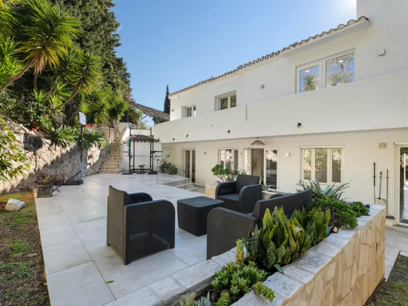 This refined villa in El Rosario offers privacy, comfort and Mediterranean living on a 1,097 m² plot with a total of 342 m² built. Its south-west orientation ensures bright interiors and beautiful sunset views.