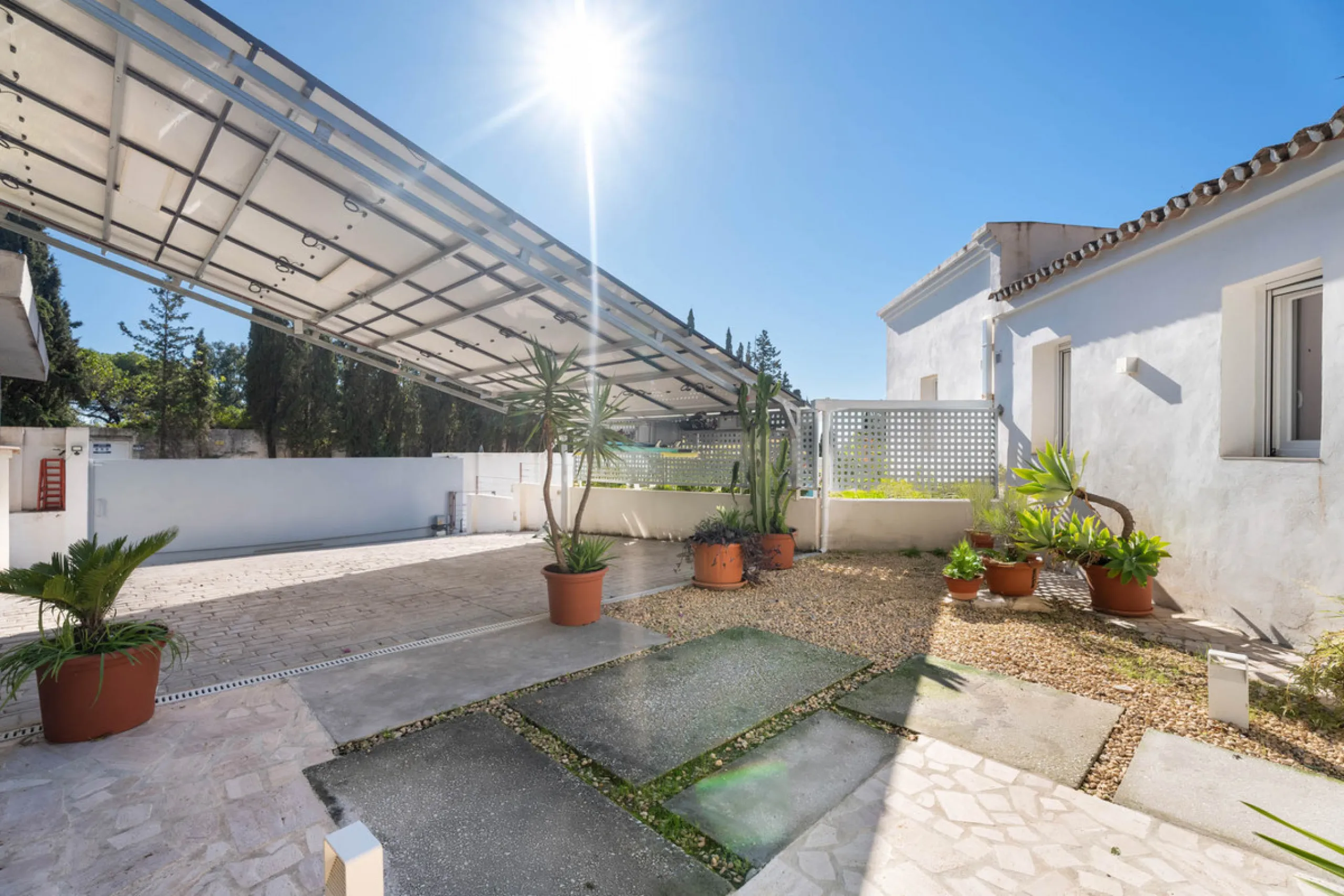 This refined villa in El Rosario offers privacy, comfort and Mediterranean living on a 1,097 m² plot with a total of 342 m² built. Its south-west orientation ensures bright interiors and beautiful sunset views.