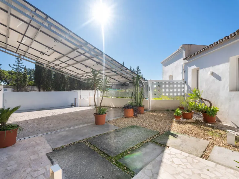 This refined villa in El Rosario offers privacy, comfort and Mediterranean living on a 1,097 m² plot with a total of 342 m² built. Its south-west orientation ensures bright interiors and beautiful sunset views.