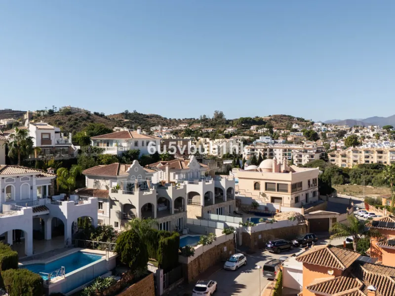 Imagine waking up to golden Mediterranean light, the scent of warm pine trees, and birdsong drifting across rolling green fairways. This exceptional 6-bedroom villa beside Cerrado del Aguila Golf & Resort offers more than a home – it offers a lifestyle sh