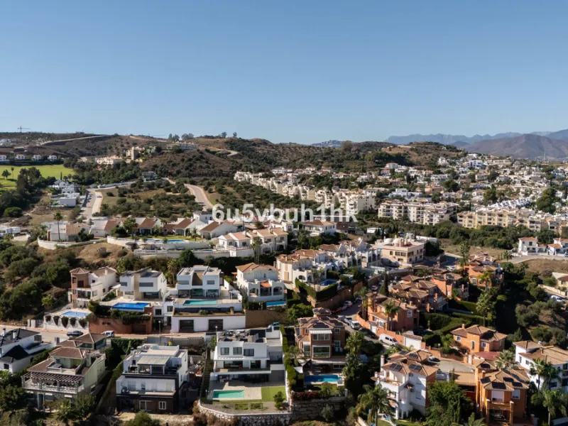 Imagine waking up to golden Mediterranean light, the scent of warm pine trees, and birdsong drifting across rolling green fairways. This exceptional 6-bedroom villa beside Cerrado del Aguila Golf & Resort offers more than a home – it offers a lifestyle sh