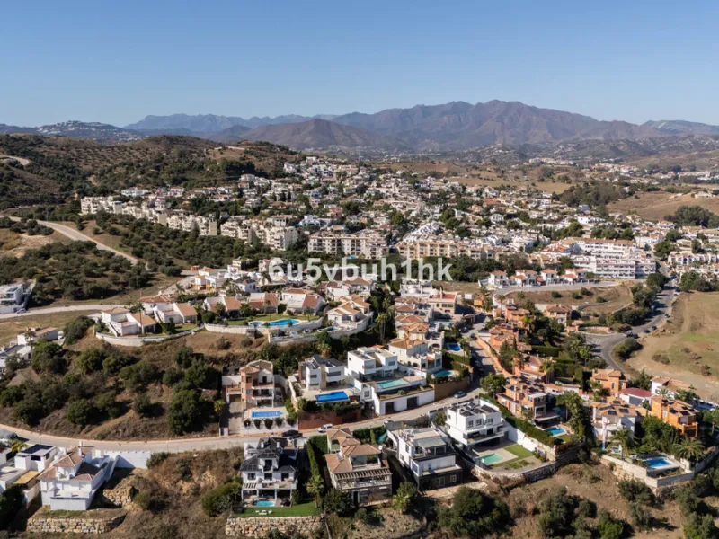 Imagine waking up to golden Mediterranean light, the scent of warm pine trees, and birdsong drifting across rolling green fairways. This exceptional 6-bedroom villa beside Cerrado del Aguila Golf & Resort offers more than a home – it offers a lifestyle sh