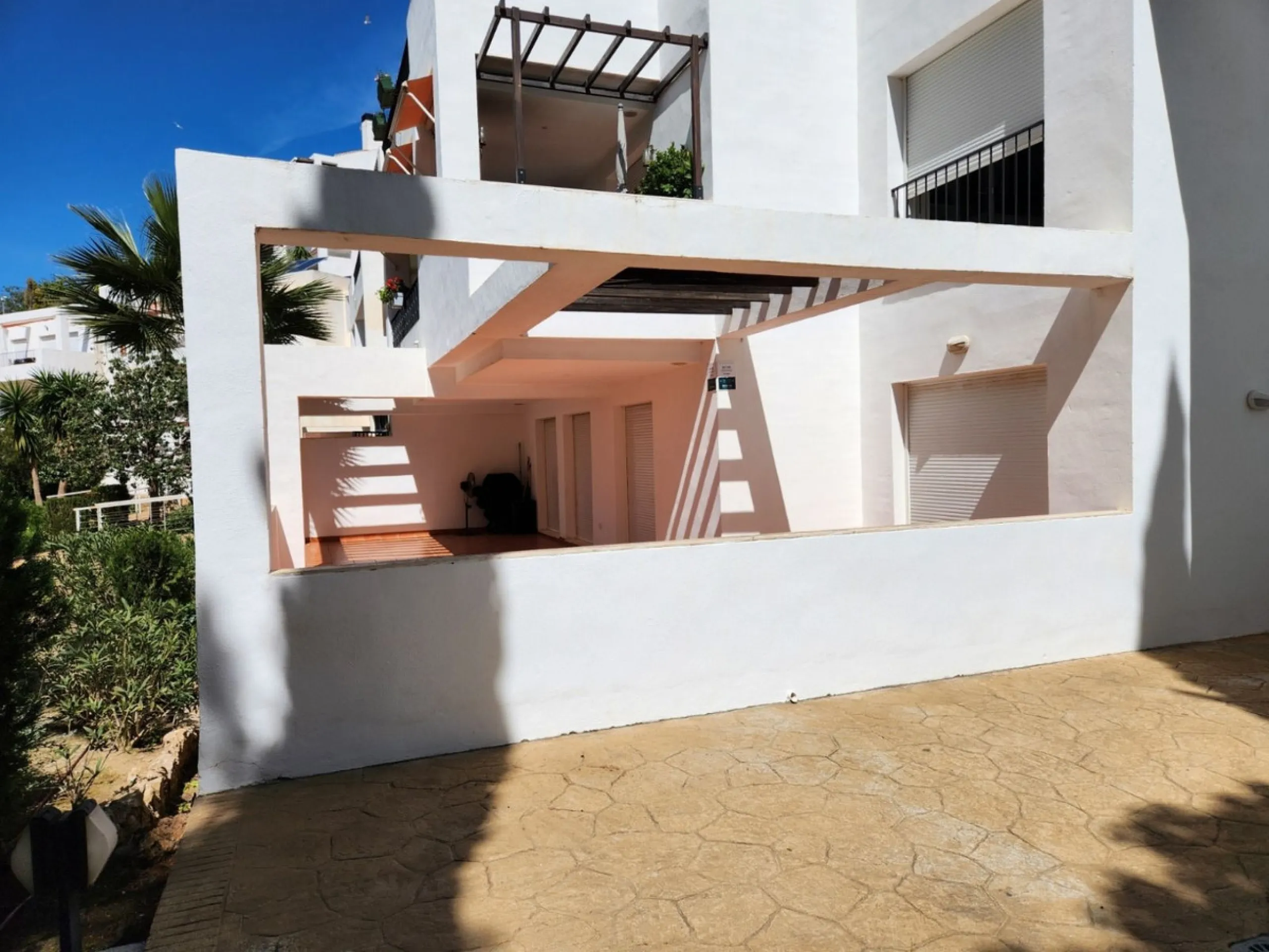 BRIGHT AND SPACIOUS APARTMENT NEXT TO A GOLF COURSE IN BENALMADENA