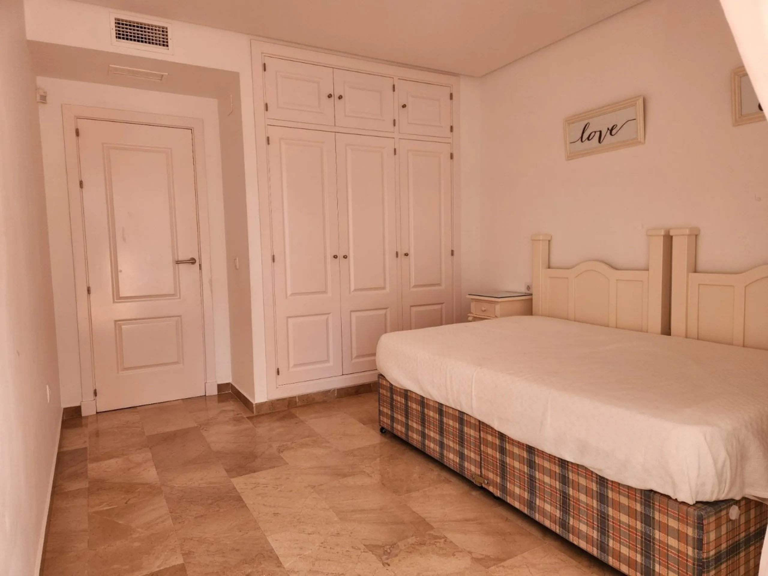 BRIGHT AND SPACIOUS APARTMENT NEXT TO A GOLF COURSE IN BENALMADENA