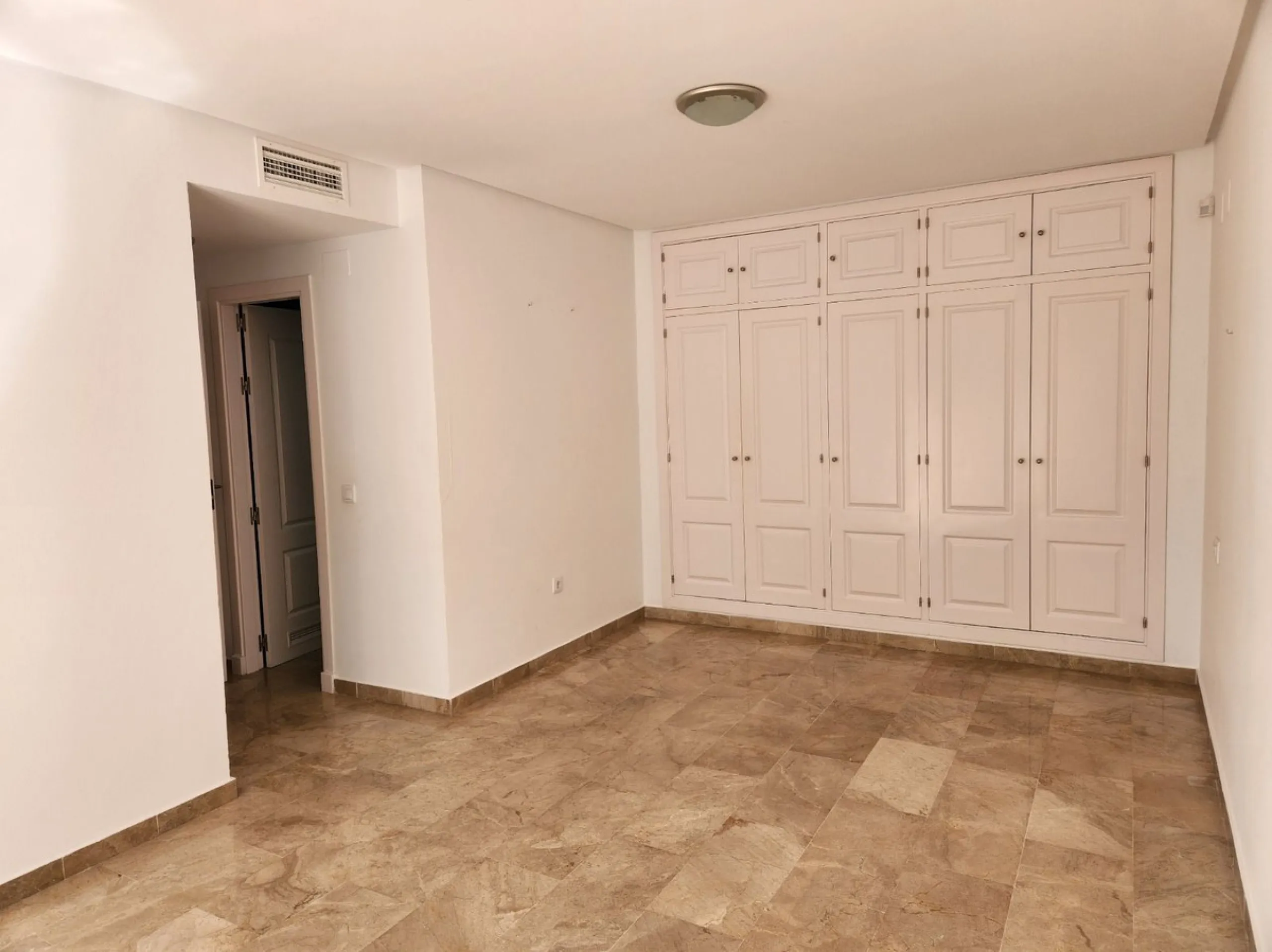 BRIGHT AND SPACIOUS APARTMENT NEXT TO A GOLF COURSE IN BENALMADENA