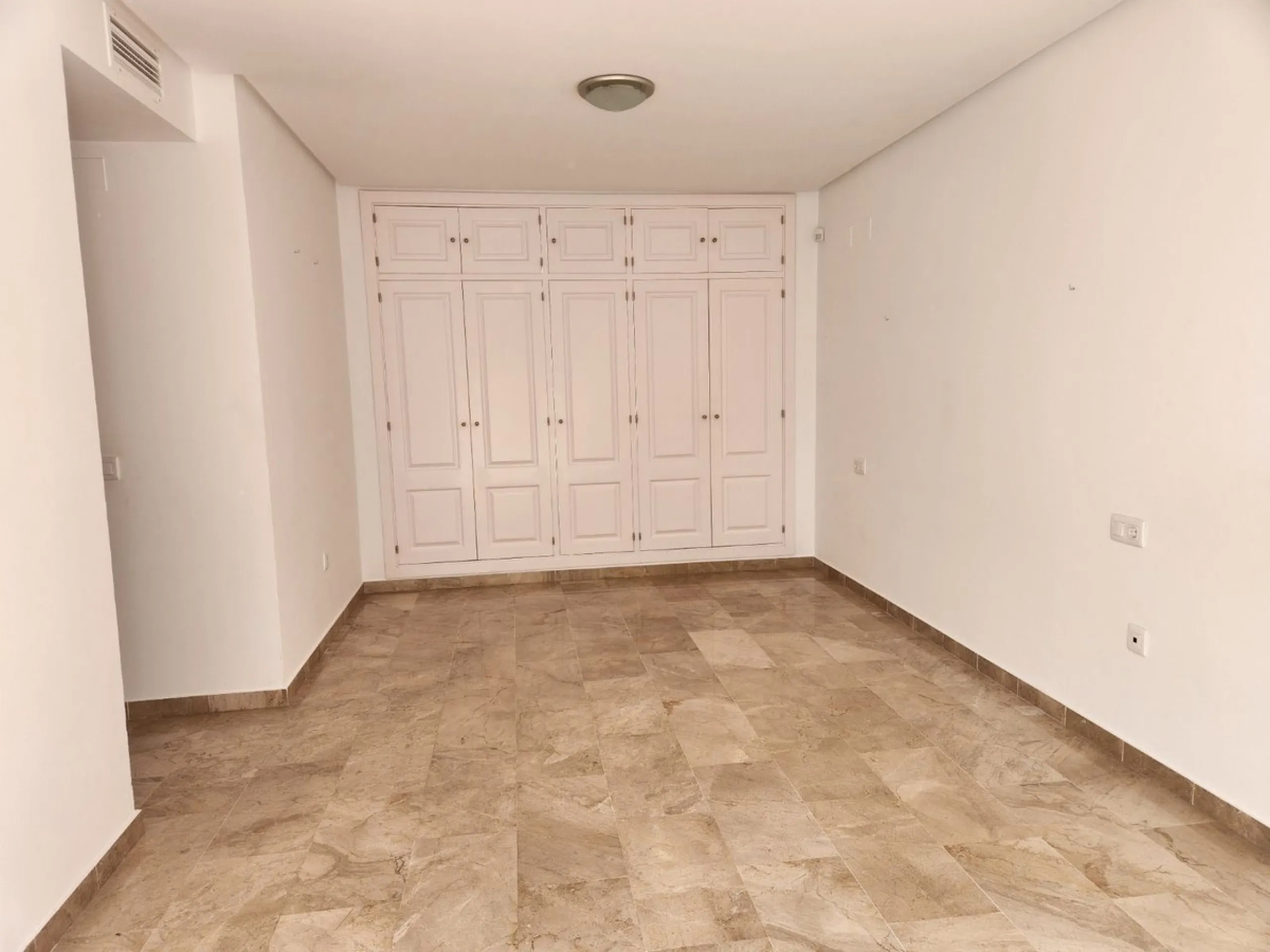 BRIGHT AND SPACIOUS APARTMENT NEXT TO A GOLF COURSE IN BENALMADENA
