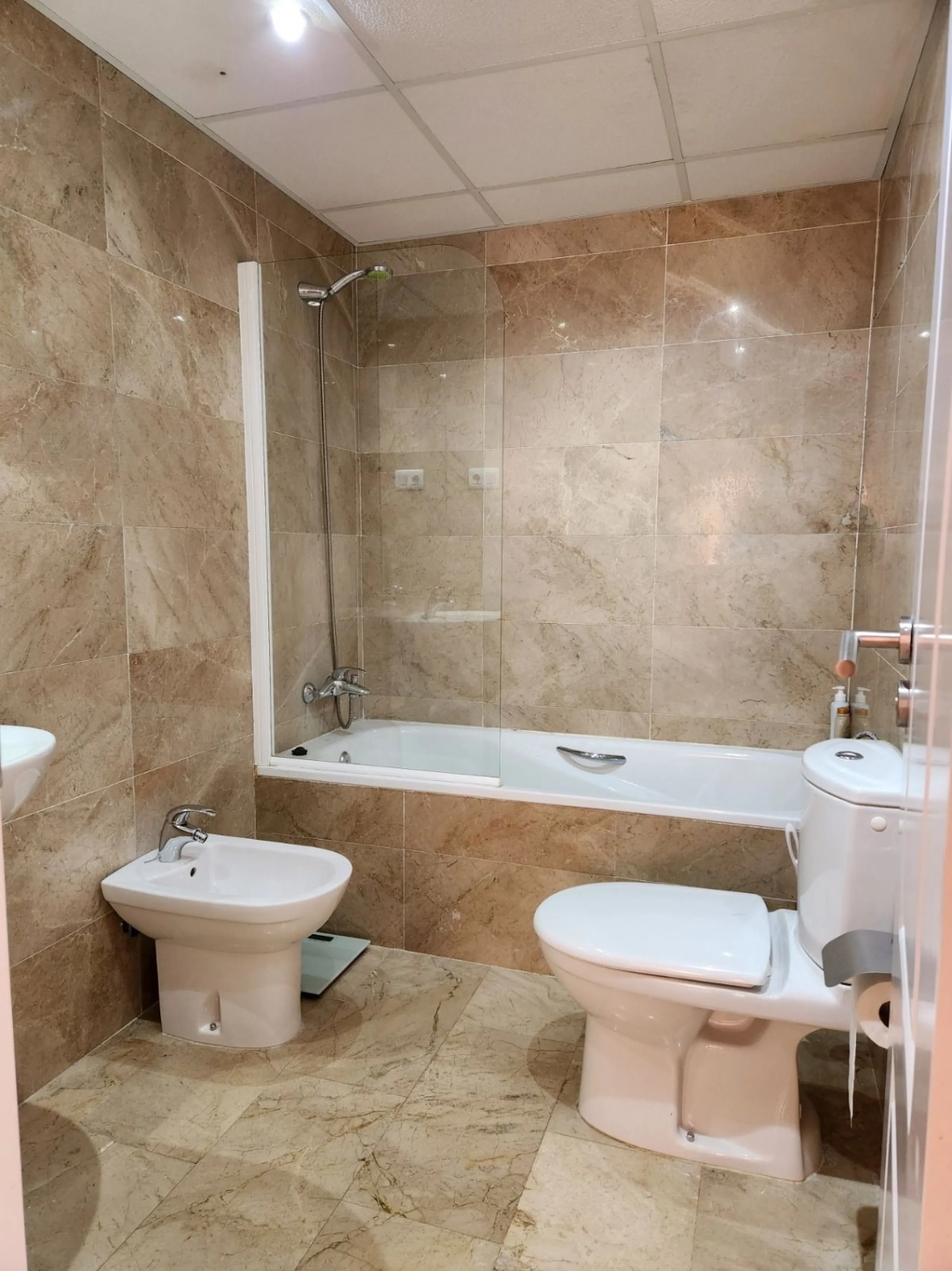 BRIGHT AND SPACIOUS APARTMENT NEXT TO A GOLF COURSE IN BENALMADENA