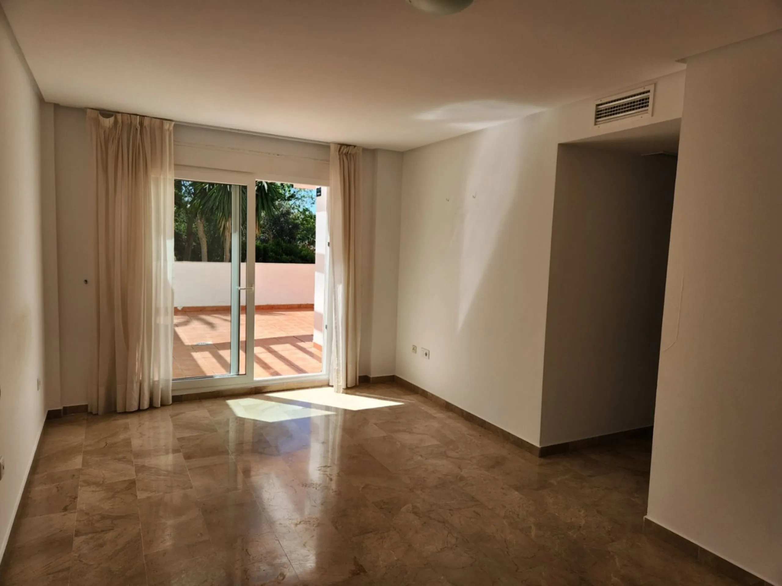 BRIGHT AND SPACIOUS APARTMENT NEXT TO A GOLF COURSE IN BENALMADENA