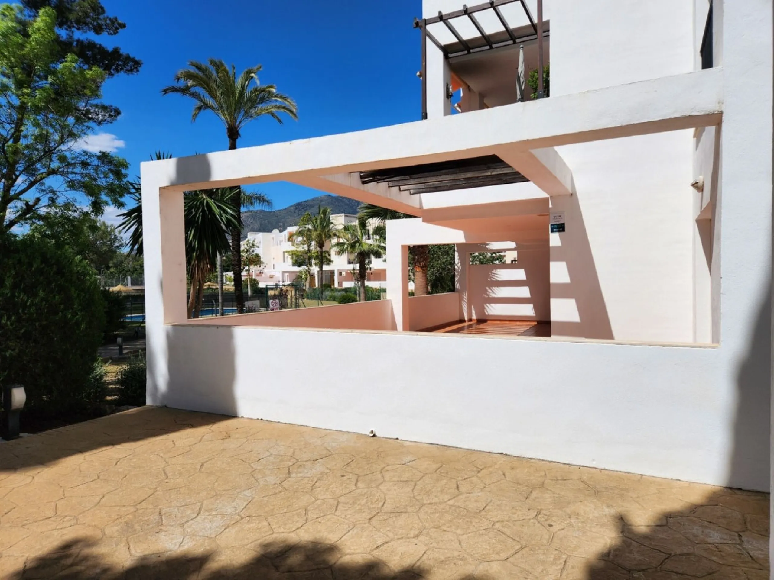 BRIGHT AND SPACIOUS APARTMENT NEXT TO A GOLF COURSE IN BENALMADENA