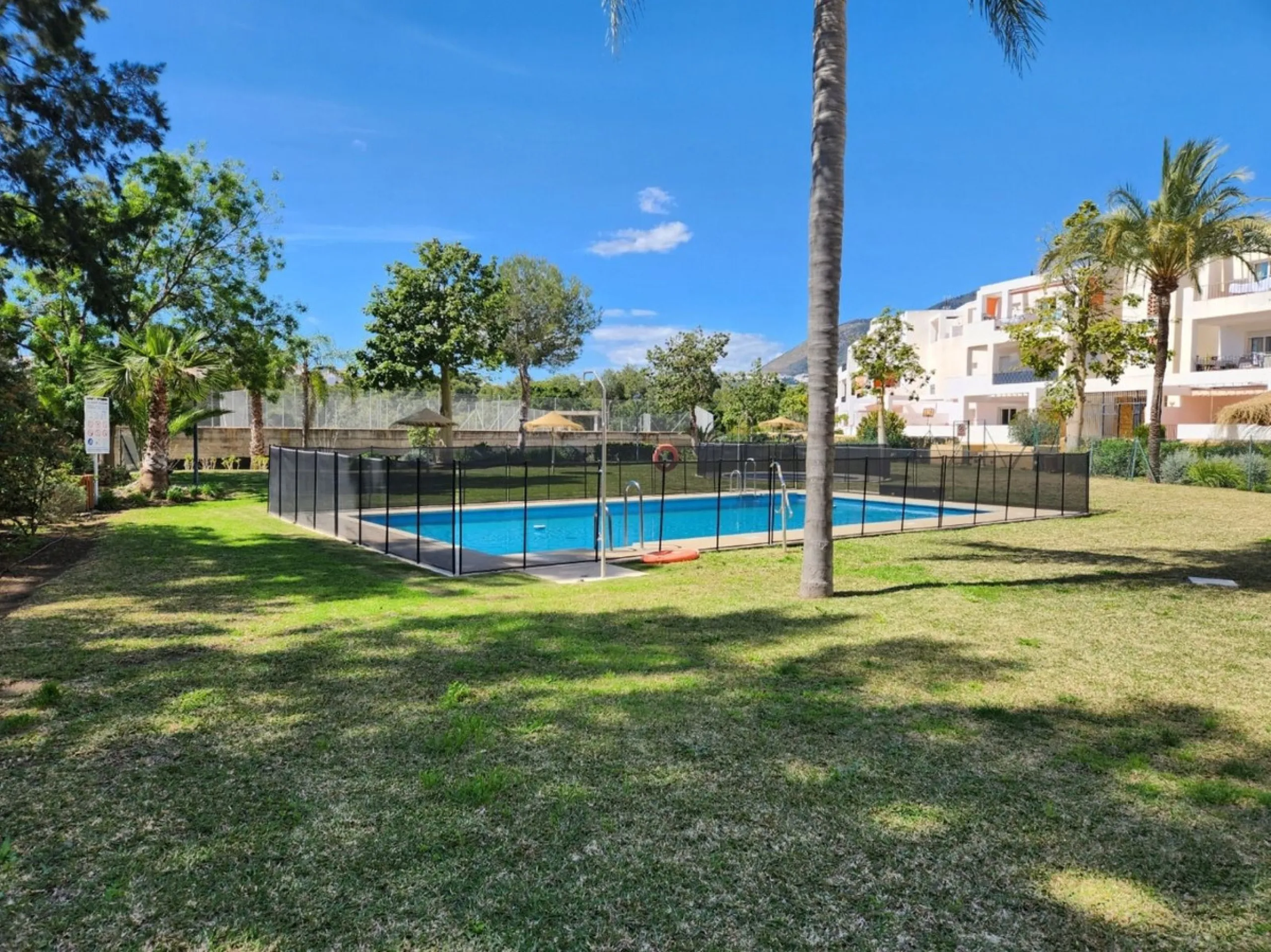 BRIGHT AND SPACIOUS APARTMENT NEXT TO A GOLF COURSE IN BENALMADENA
