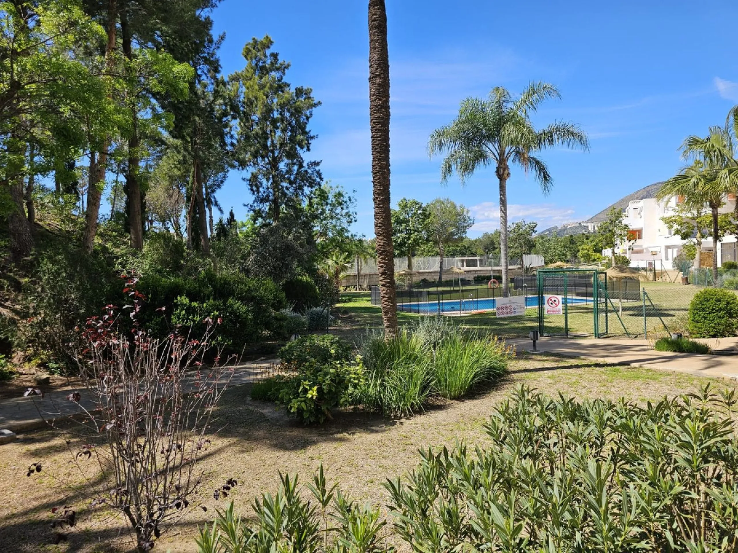 BRIGHT AND SPACIOUS APARTMENT NEXT TO A GOLF COURSE IN BENALMADENA
