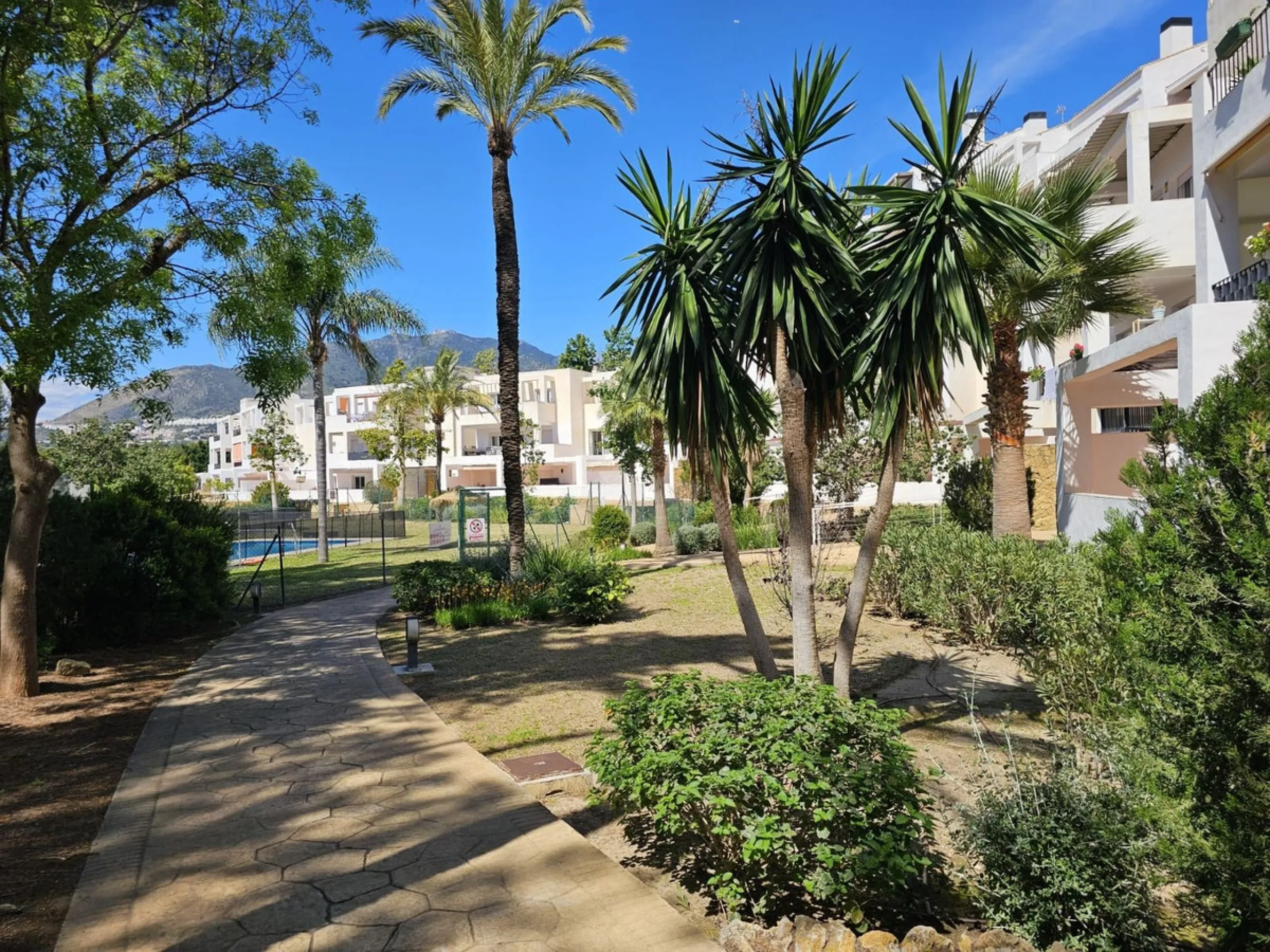 BRIGHT AND SPACIOUS APARTMENT NEXT TO A GOLF COURSE IN BENALMADENA