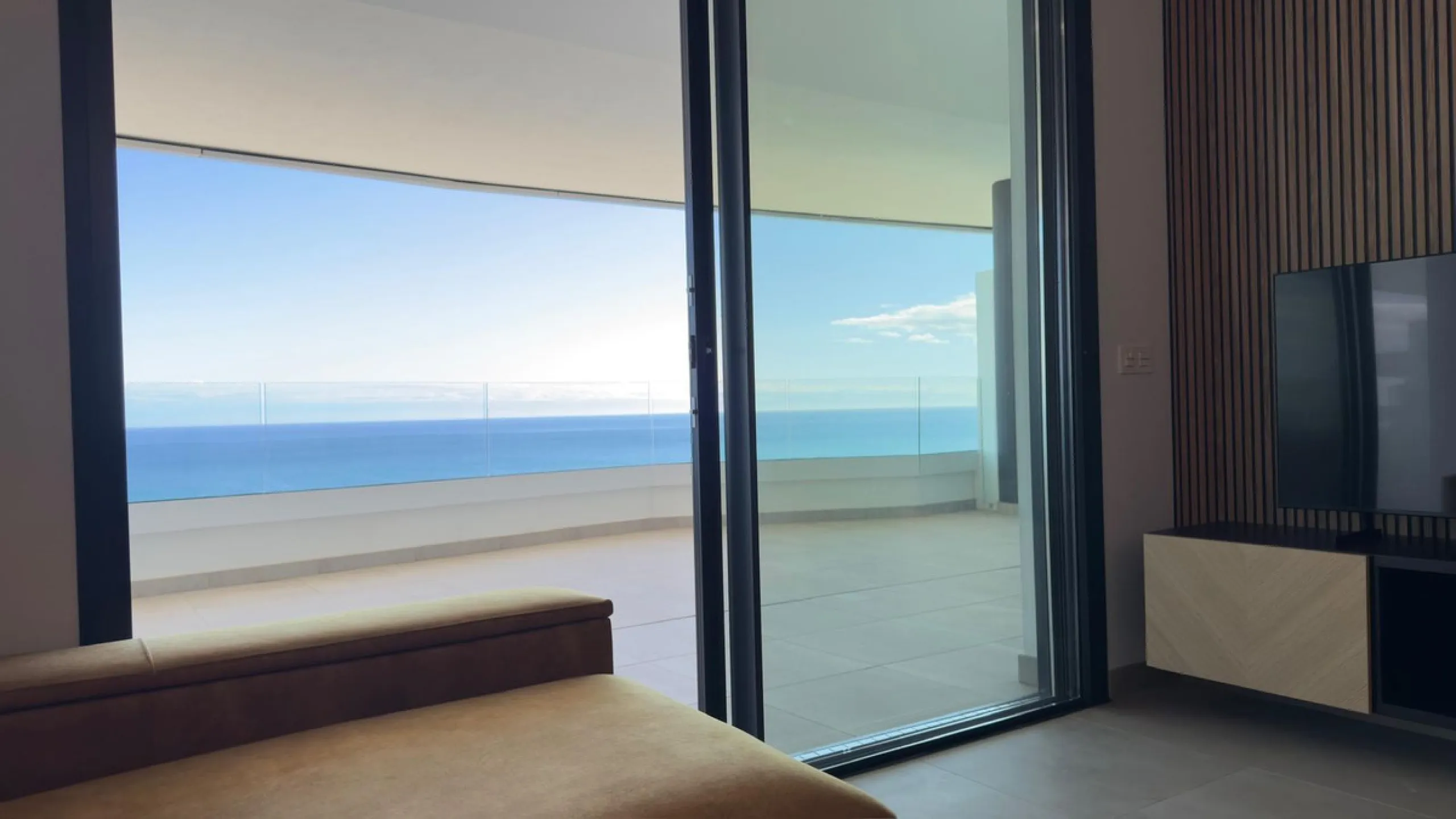 Beautifully presented 2-bedroom, 2-bathroom apartment located in the prestigious Reserva del Higuerón, El Higuerón. The property offers an open-plan living area with direct access to a spacious terrace and stunning sea views, a fully equipped modern kitch