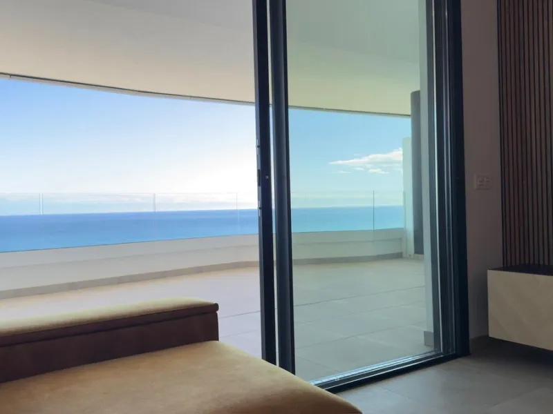 Beautifully presented 2-bedroom, 2-bathroom apartment located in the prestigious Reserva del Higuerón, El Higuerón. The property offers an open-plan living area with direct access to a spacious terrace and stunning sea views, a fully equipped modern kitch