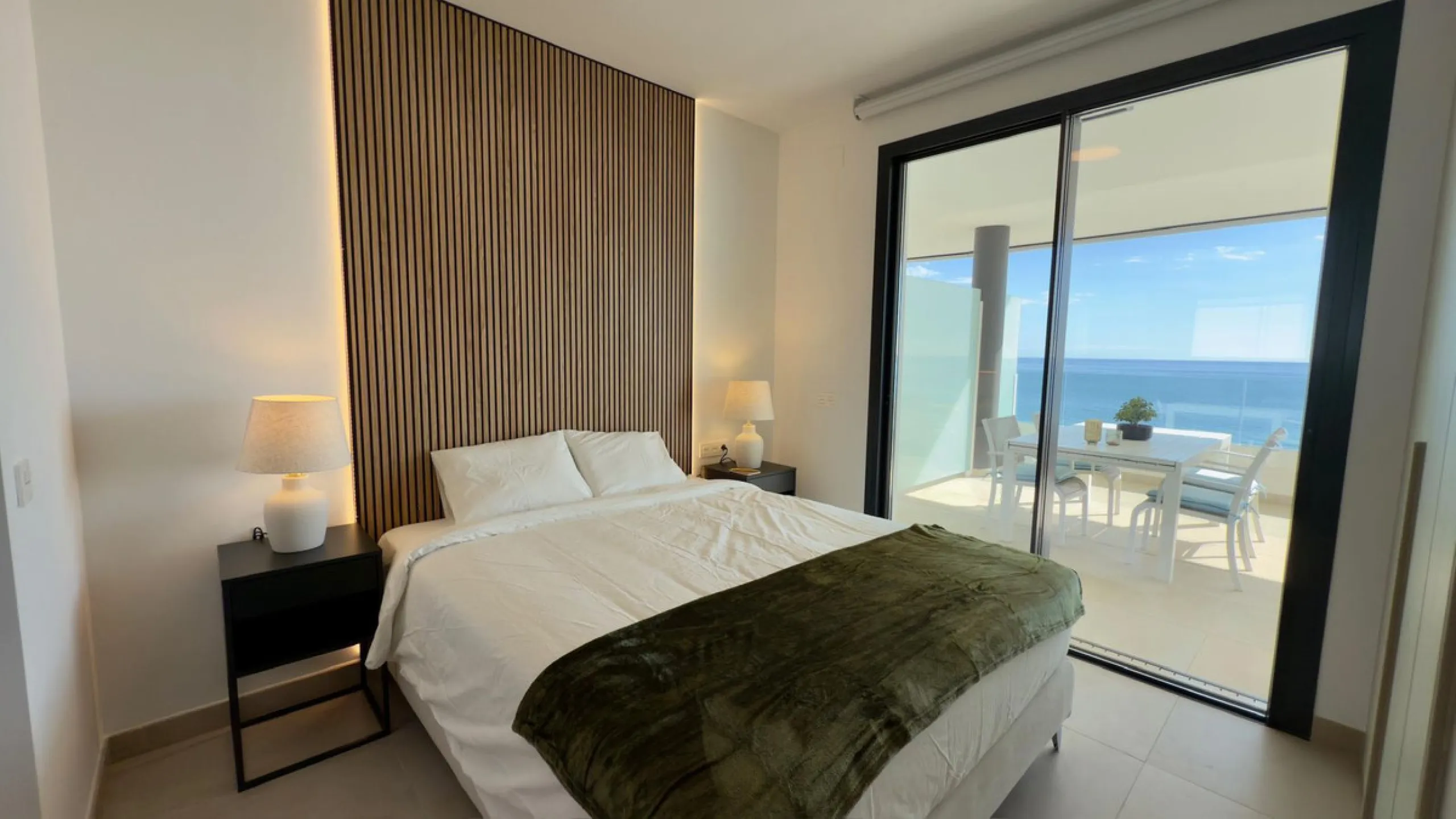 Beautifully presented 2-bedroom, 2-bathroom apartment located in the prestigious Reserva del Higuerón, El Higuerón. The property offers an open-plan living area with direct access to a spacious terrace and stunning sea views, a fully equipped modern kitch
