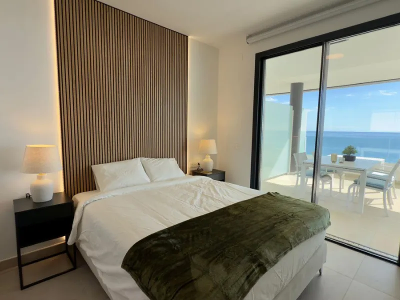 Beautifully presented 2-bedroom, 2-bathroom apartment located in the prestigious Reserva del Higuerón, El Higuerón. The property offers an open-plan living area with direct access to a spacious terrace and stunning sea views, a fully equipped modern kitch