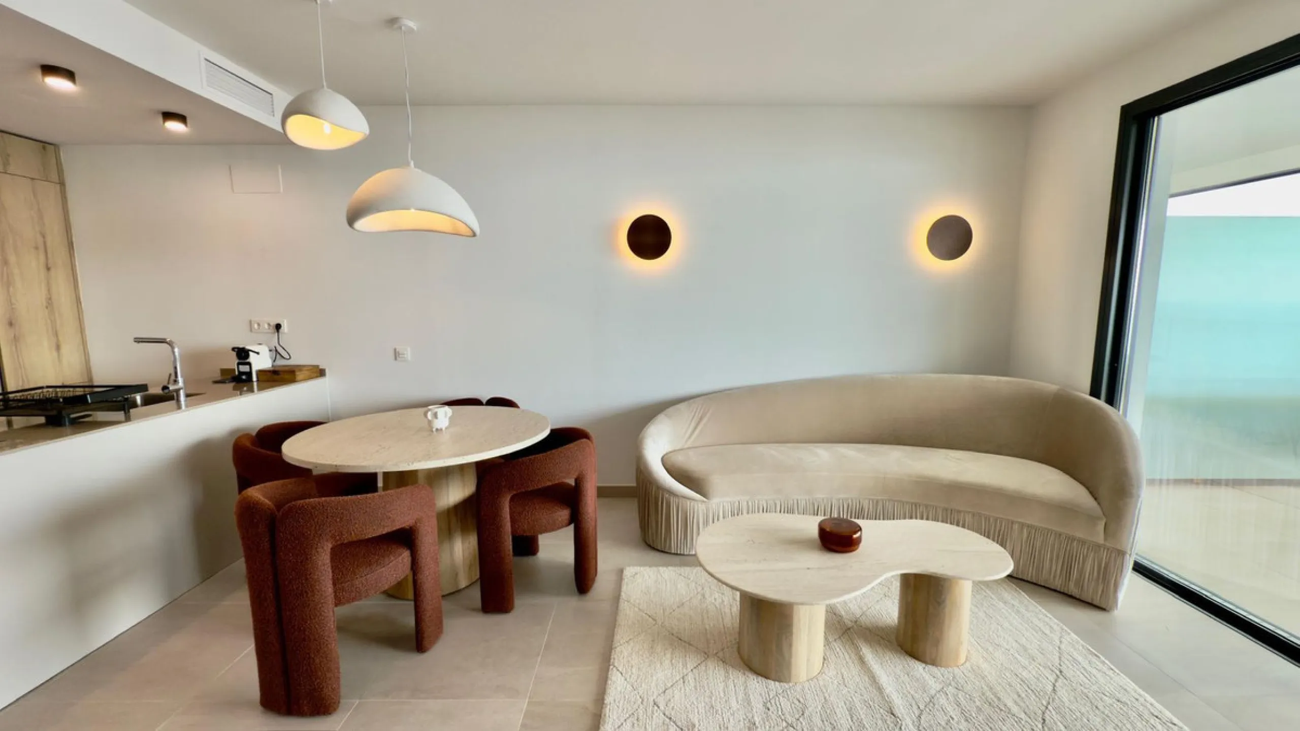 Beautifully presented 2-bedroom, 2-bathroom apartment located in the prestigious Reserva del Higuerón, El Higuerón. The property offers an open-plan living area with direct access to a spacious terrace and stunning sea views, a fully equipped modern kitch
