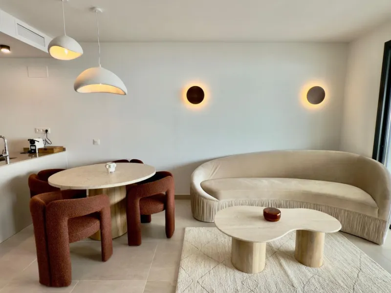 Beautifully presented 2-bedroom, 2-bathroom apartment located in the prestigious Reserva del Higuerón, El Higuerón. The property offers an open-plan living area with direct access to a spacious terrace and stunning sea views, a fully equipped modern kitch