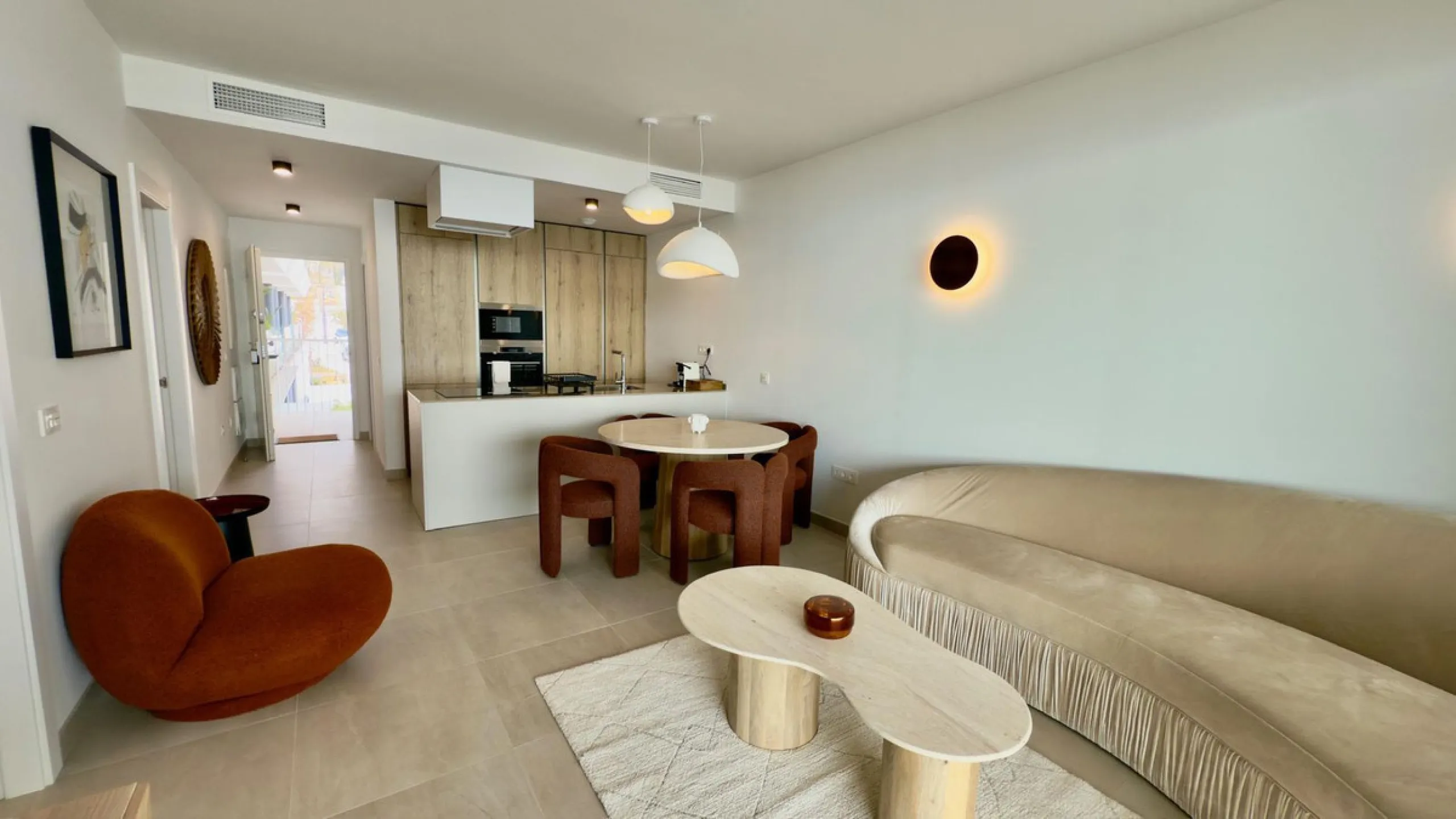 Beautifully presented 2-bedroom, 2-bathroom apartment located in the prestigious Reserva del Higuerón, El Higuerón. The property offers an open-plan living area with direct access to a spacious terrace and stunning sea views, a fully equipped modern kitch