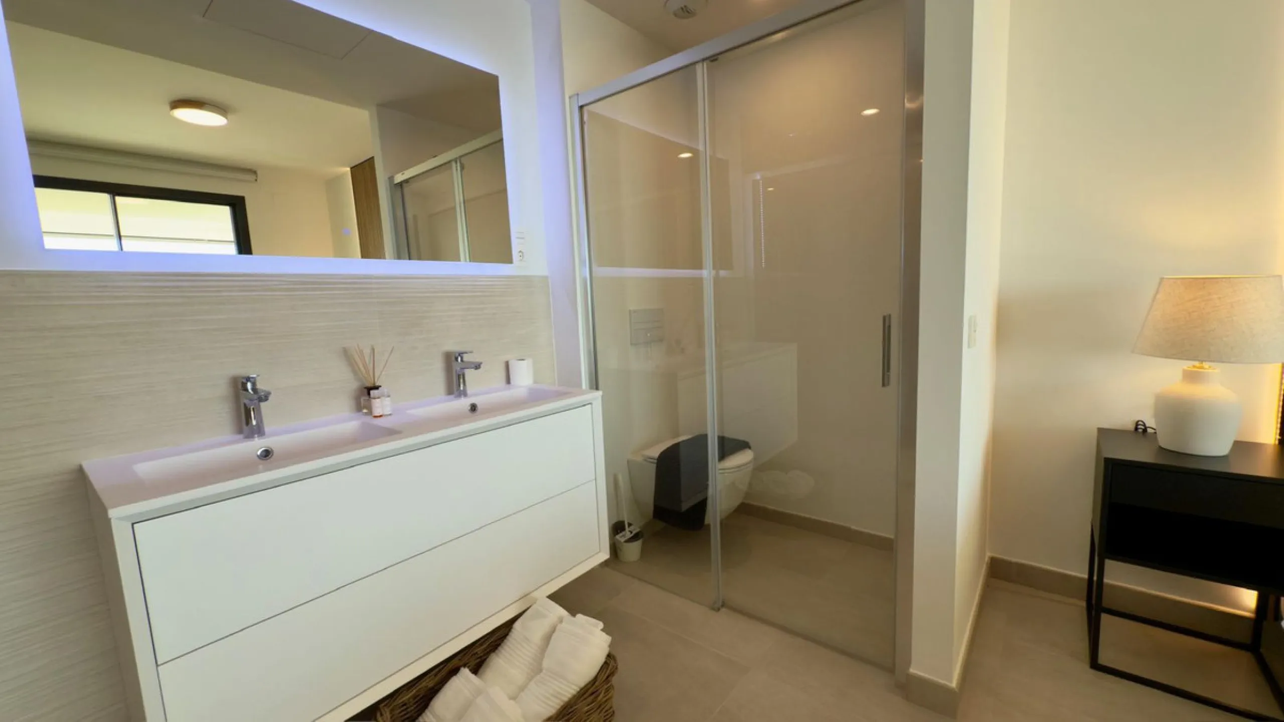 Beautifully presented 2-bedroom, 2-bathroom apartment located in the prestigious Reserva del Higuerón, El Higuerón. The property offers an open-plan living area with direct access to a spacious terrace and stunning sea views, a fully equipped modern kitch