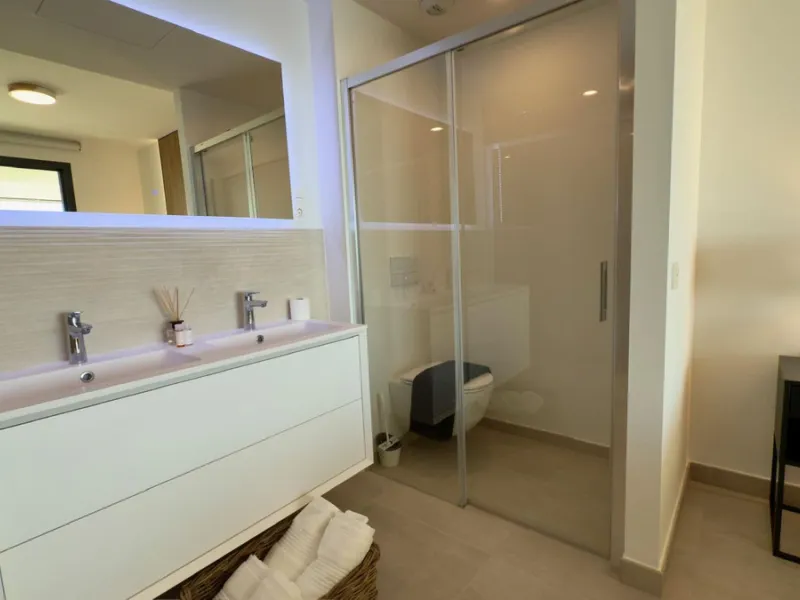 Beautifully presented 2-bedroom, 2-bathroom apartment located in the prestigious Reserva del Higuerón, El Higuerón. The property offers an open-plan living area with direct access to a spacious terrace and stunning sea views, a fully equipped modern kitch