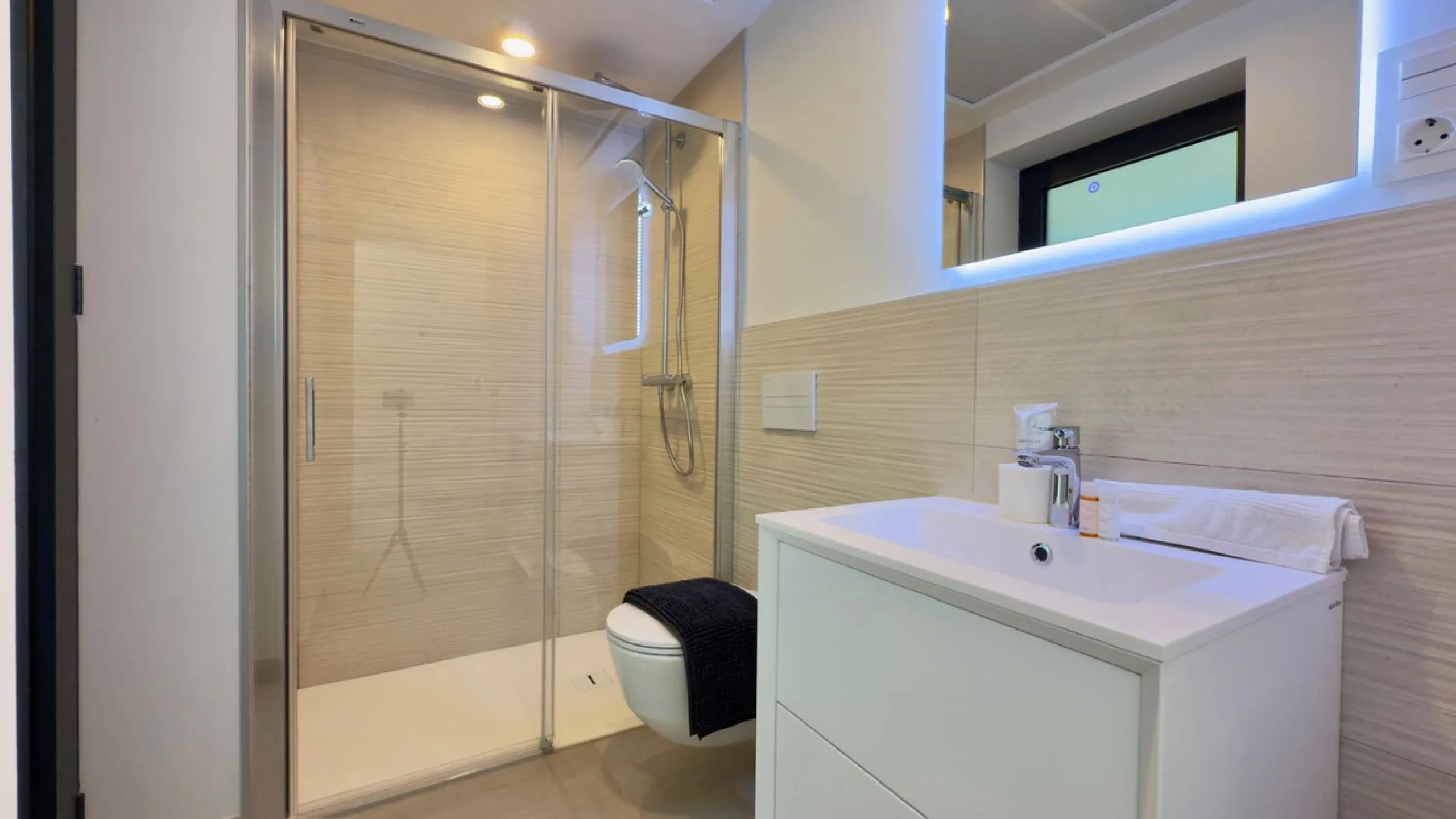 Beautifully presented 2-bedroom, 2-bathroom apartment located in the prestigious Reserva del Higuerón, El Higuerón. The property offers an open-plan living area with direct access to a spacious terrace and stunning sea views, a fully equipped modern kitch