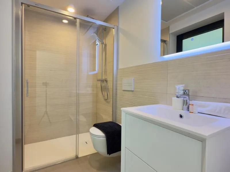 Beautifully presented 2-bedroom, 2-bathroom apartment located in the prestigious Reserva del Higuerón, El Higuerón. The property offers an open-plan living area with direct access to a spacious terrace and stunning sea views, a fully equipped modern kitch