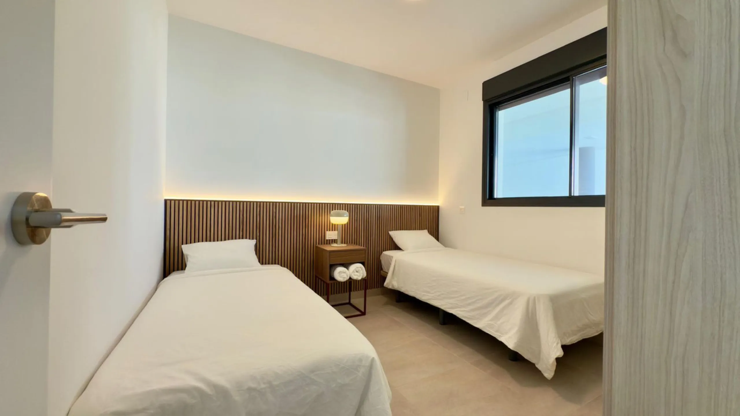 Beautifully presented 2-bedroom, 2-bathroom apartment located in the prestigious Reserva del Higuerón, El Higuerón. The property offers an open-plan living area with direct access to a spacious terrace and stunning sea views, a fully equipped modern kitch
