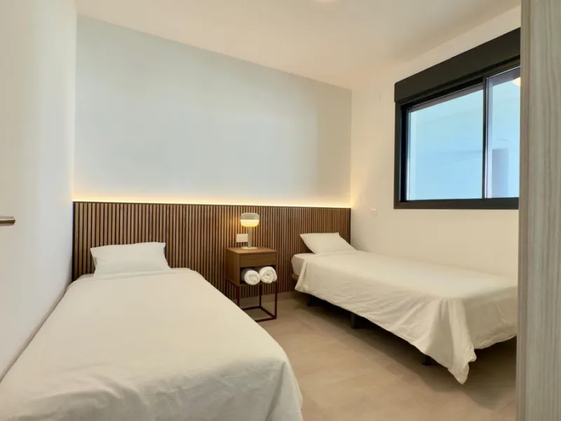 Beautifully presented 2-bedroom, 2-bathroom apartment located in the prestigious Reserva del Higuerón, El Higuerón. The property offers an open-plan living area with direct access to a spacious terrace and stunning sea views, a fully equipped modern kitch