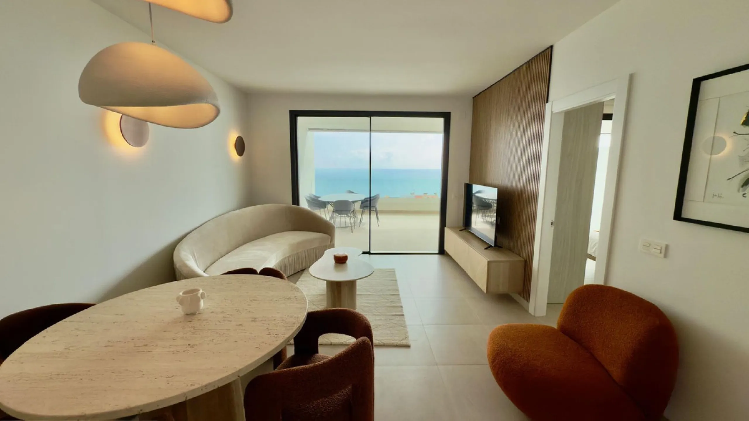 Beautifully presented 2-bedroom, 2-bathroom apartment located in the prestigious Reserva del Higuerón, El Higuerón. The property offers an open-plan living area with direct access to a spacious terrace and stunning sea views, a fully equipped modern kitch