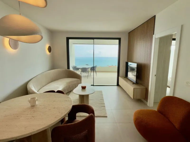 Beautifully presented 2-bedroom, 2-bathroom apartment located in the prestigious Reserva del Higuerón, El Higuerón. The property offers an open-plan living area with direct access to a spacious terrace and stunning sea views, a fully equipped modern kitch