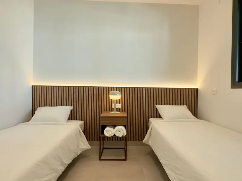 Beautifully presented 2-bedroom, 2-bathroom apartment located in the prestigious Reserva del Higuerón, El Higuerón. The property offers an open-plan living area with direct access to a spacious terrace and stunning sea views, a fully equipped modern kitch