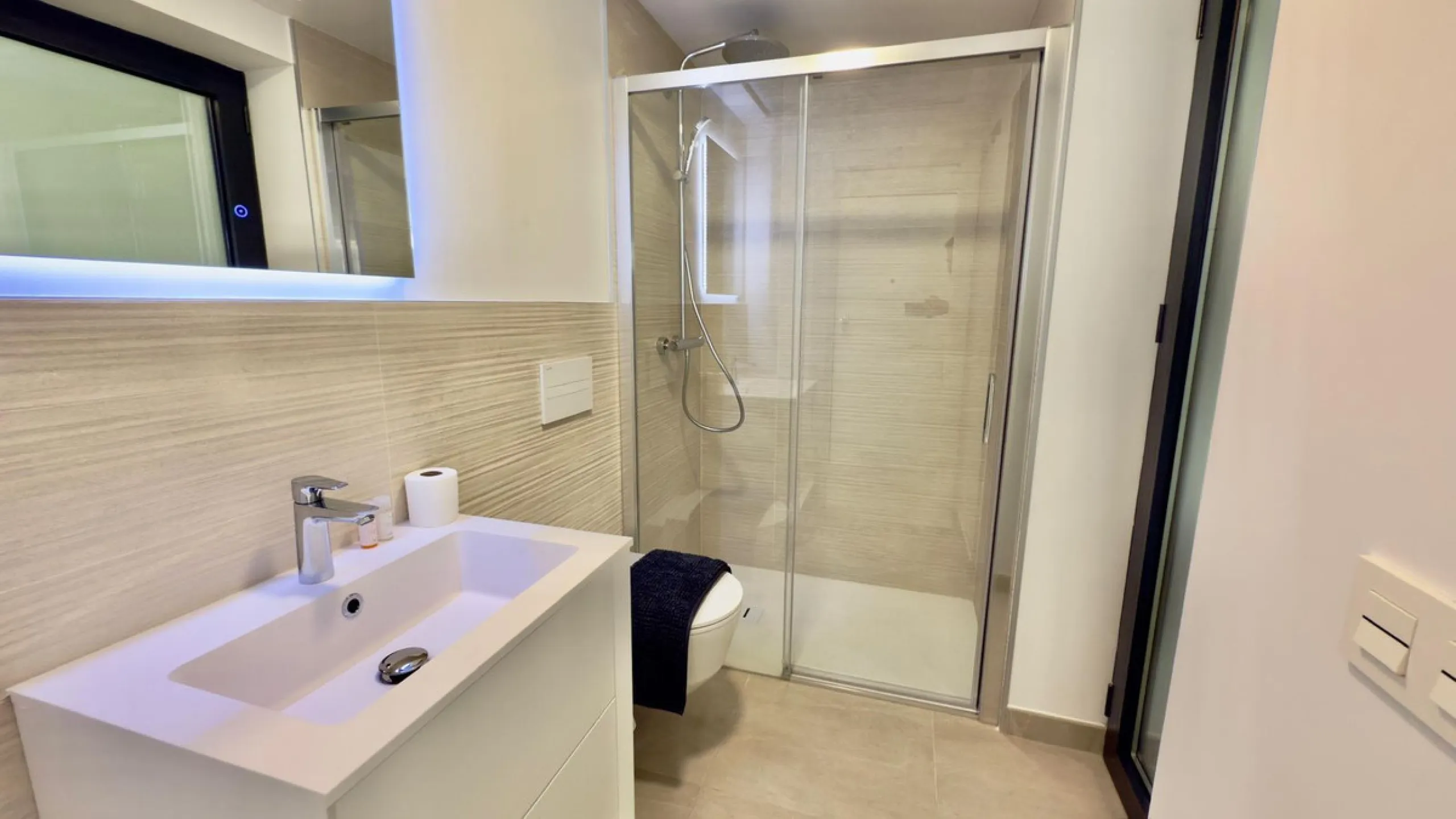 Beautifully presented 2-bedroom, 2-bathroom apartment located in the prestigious Reserva del Higuerón, El Higuerón. The property offers an open-plan living area with direct access to a spacious terrace and stunning sea views, a fully equipped modern kitch