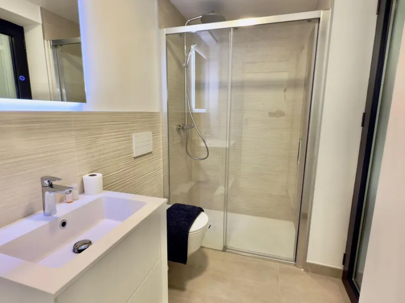 Beautifully presented 2-bedroom, 2-bathroom apartment located in the prestigious Reserva del Higuerón, El Higuerón. The property offers an open-plan living area with direct access to a spacious terrace and stunning sea views, a fully equipped modern kitch