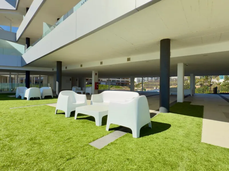 Beautifully presented 2-bedroom, 2-bathroom apartment located in the prestigious Reserva del Higuerón, El Higuerón. The property offers an open-plan living area with direct access to a spacious terrace and stunning sea views, a fully equipped modern kitch