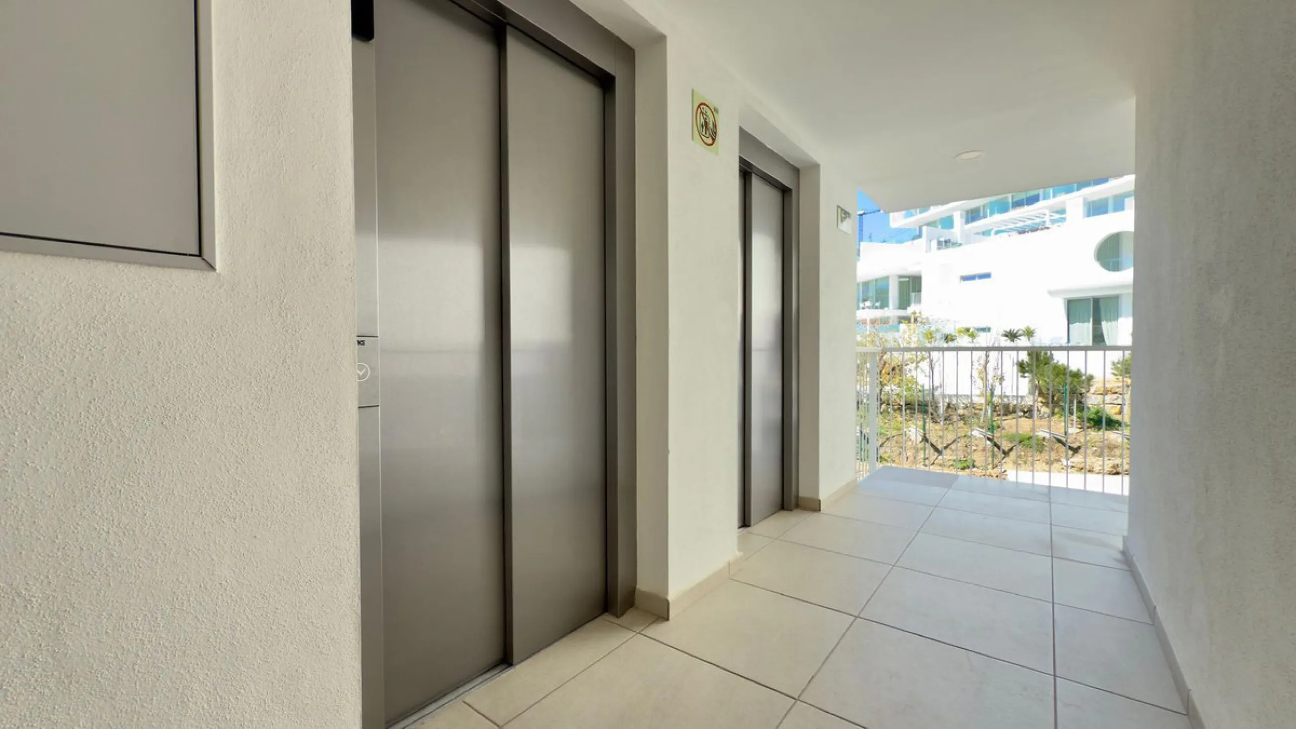 Beautifully presented 2-bedroom, 2-bathroom apartment located in the prestigious Reserva del Higuerón, El Higuerón. The property offers an open-plan living area with direct access to a spacious terrace and stunning sea views, a fully equipped modern kitch