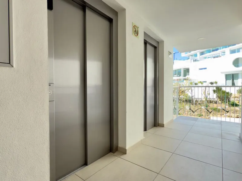 Beautifully presented 2-bedroom, 2-bathroom apartment located in the prestigious Reserva del Higuerón, El Higuerón. The property offers an open-plan living area with direct access to a spacious terrace and stunning sea views, a fully equipped modern kitch