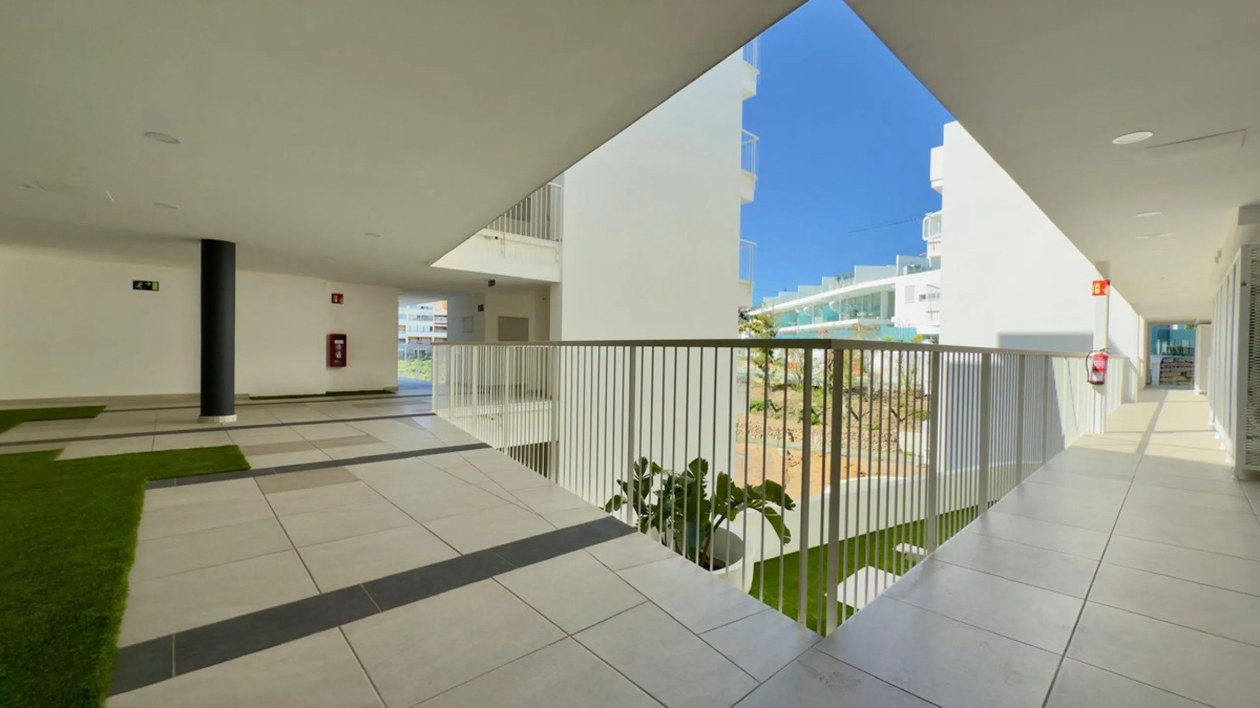 Beautifully presented 2-bedroom, 2-bathroom apartment located in the prestigious Reserva del Higuerón, El Higuerón. The property offers an open-plan living area with direct access to a spacious terrace and stunning sea views, a fully equipped modern kitch