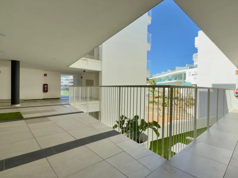 Beautifully presented 2-bedroom, 2-bathroom apartment located in the prestigious Reserva del Higuerón, El Higuerón. The property offers an open-plan living area with direct access to a spacious terrace and stunning sea views, a fully equipped modern kitch