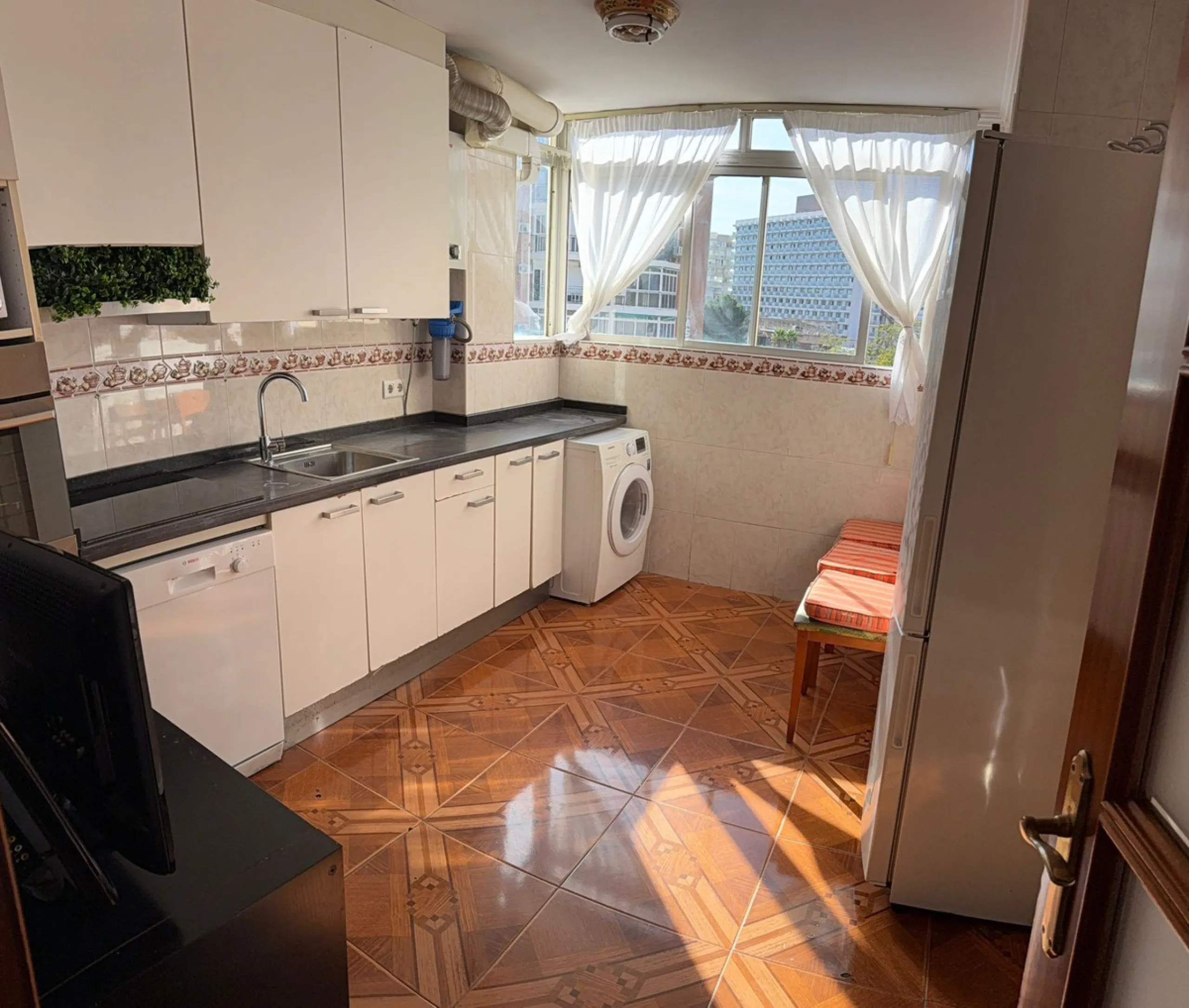 Apartment for Sale in the Center of Torremolinos – Gated Community with Pool and Gardens
