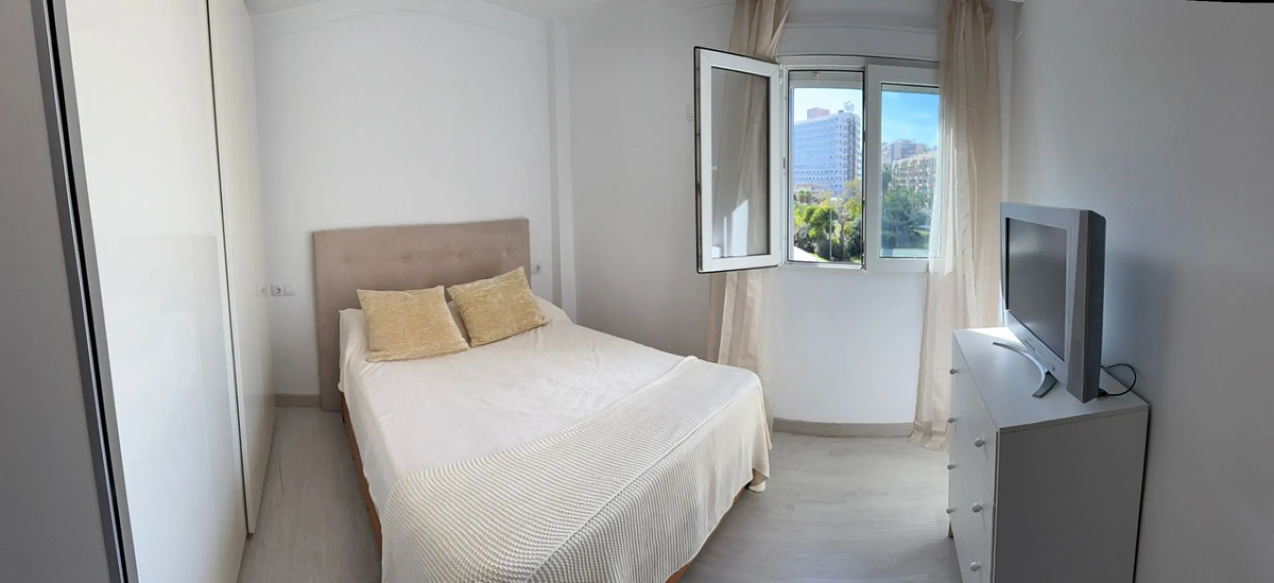 Apartment for Sale in the Center of Torremolinos – Gated Community with Pool and Gardens