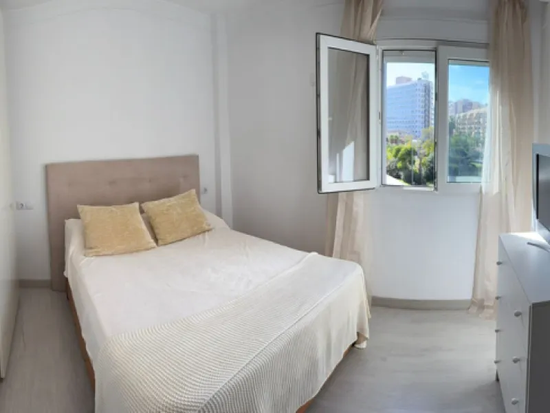 Apartment for Sale in the Center of Torremolinos – Gated Community with Pool and Gardens