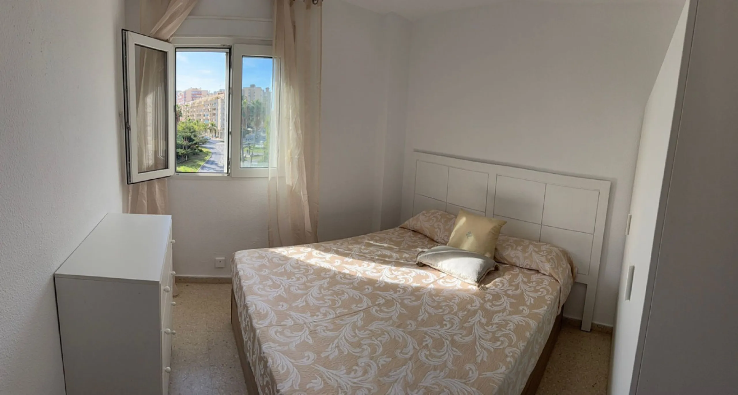 Apartment for Sale in the Center of Torremolinos – Gated Community with Pool and Gardens