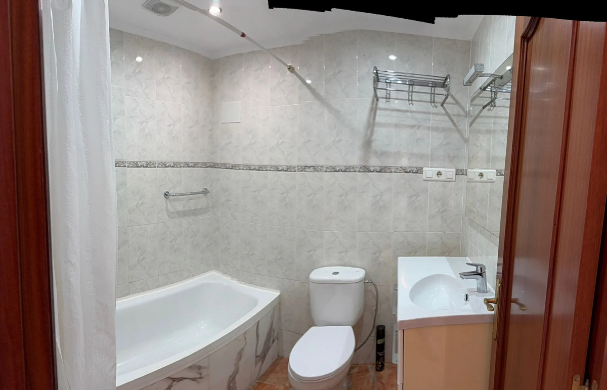 Apartment for Sale in the Center of Torremolinos – Gated Community with Pool and Gardens