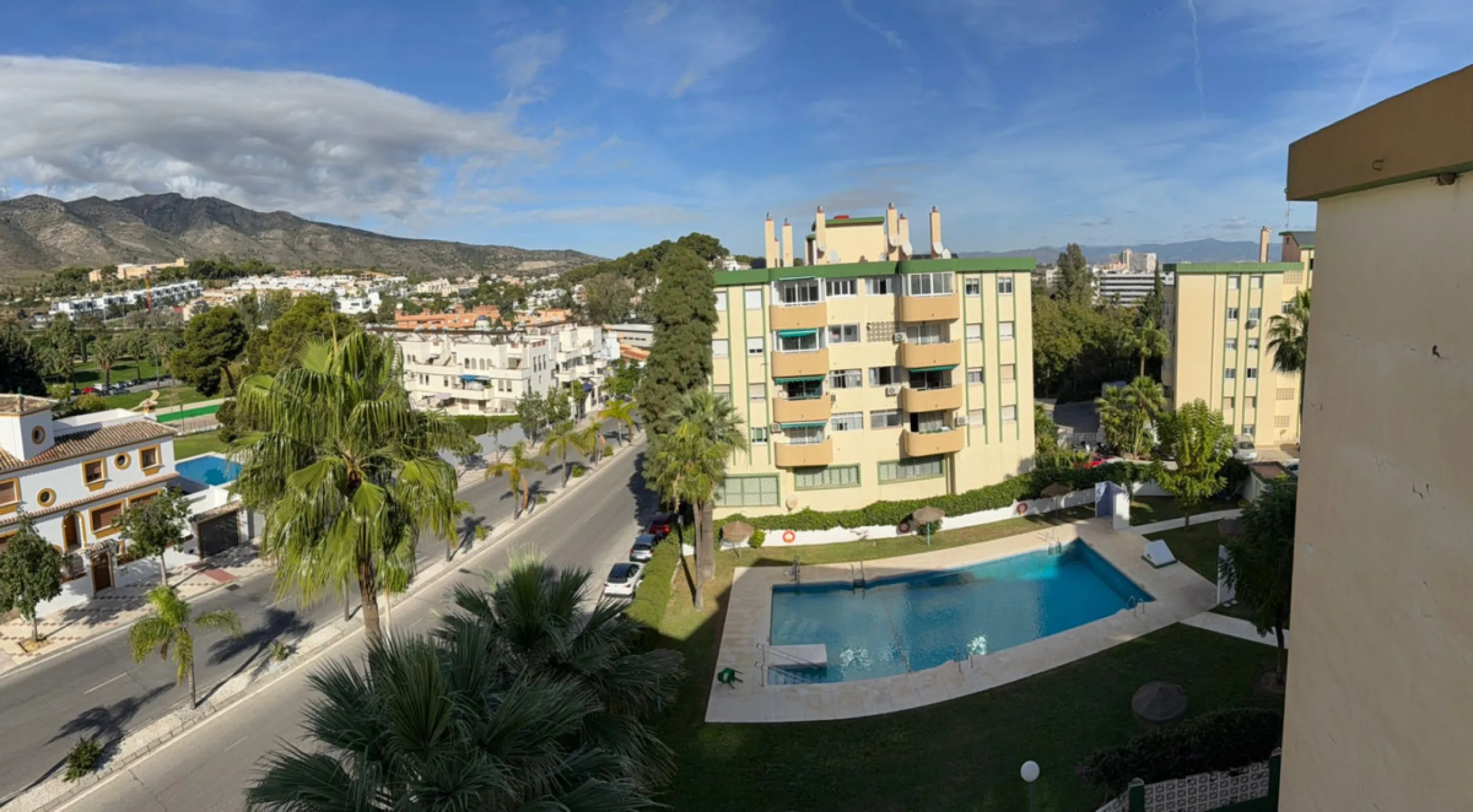 Apartment for Sale in the Center of Torremolinos – Gated Community with Pool and Gardens