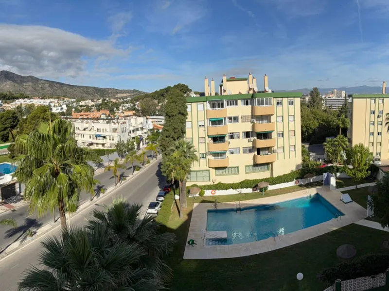 Apartment for Sale in the Center of Torremolinos – Gated Community with Pool and Gardens