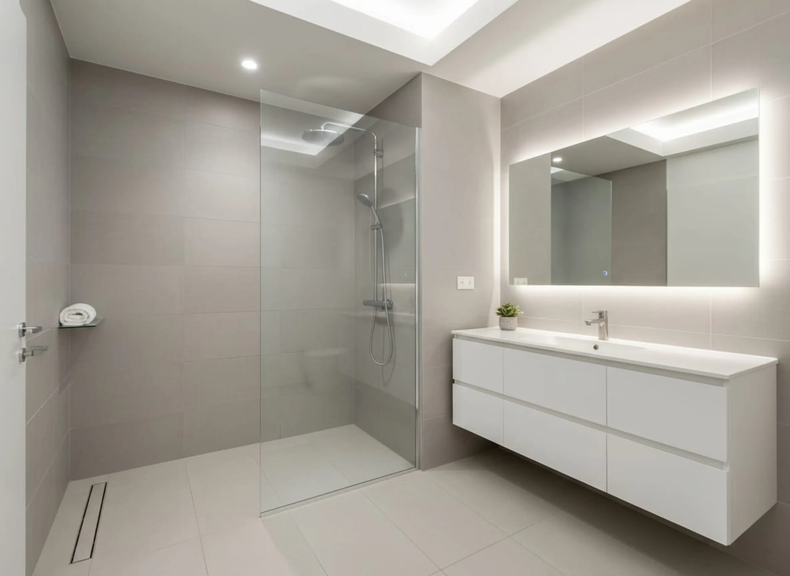Ground Floor Apartment for sale in Estepona East, Estepona with 2 bedrooms, 2 bathrooms, 2 en suite bathrooms and with orientation south, with communal swimming pool, private garage (1 parking spaces) and private garden. Regarding property dimensions, it 