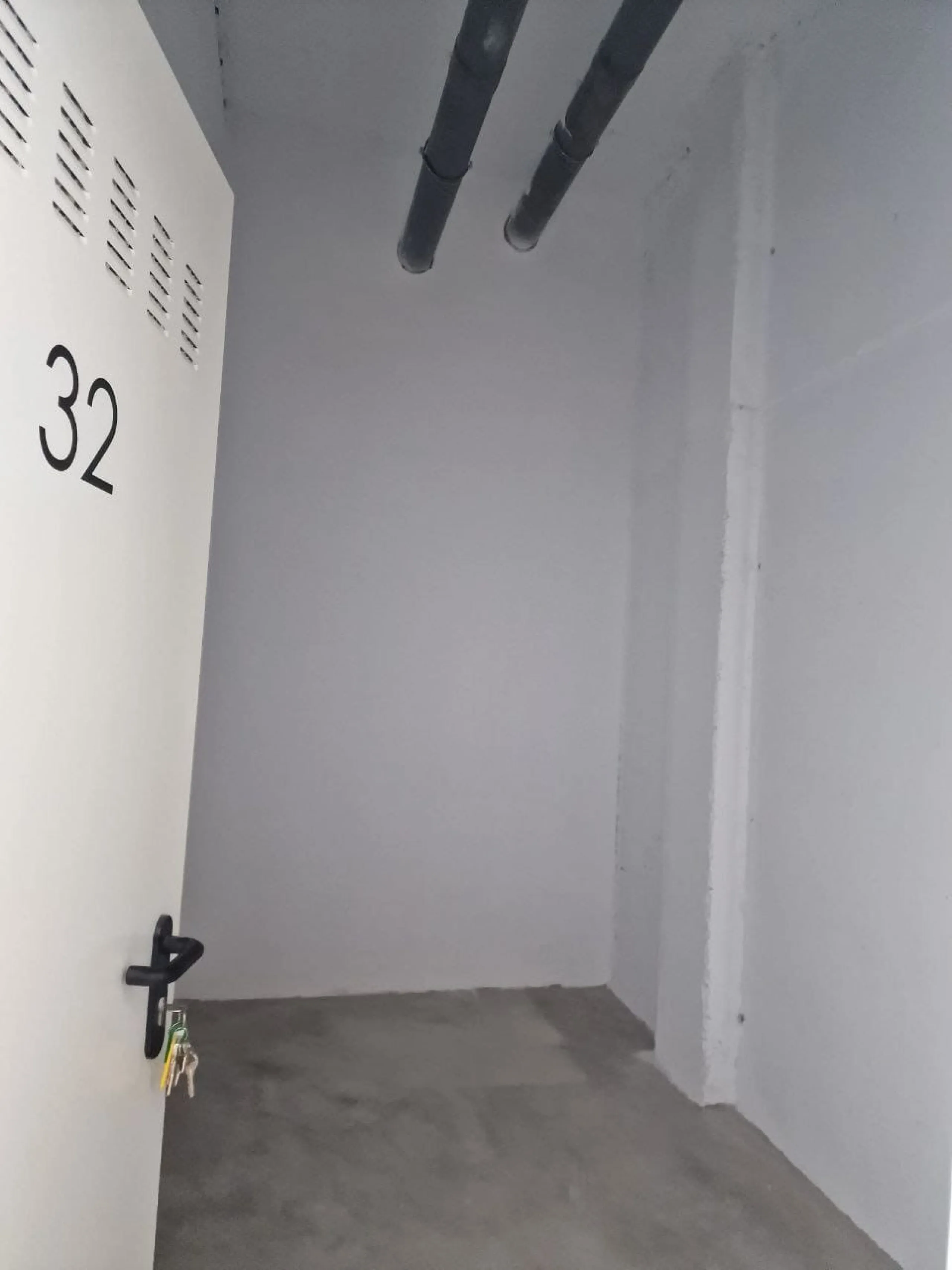 Ground Floor Apartment for sale in Estepona East, Estepona with 2 bedrooms, 2 bathrooms, 2 en suite bathrooms and with orientation south, with communal swimming pool, private garage (1 parking spaces) and private garden. Regarding property dimensions, it 