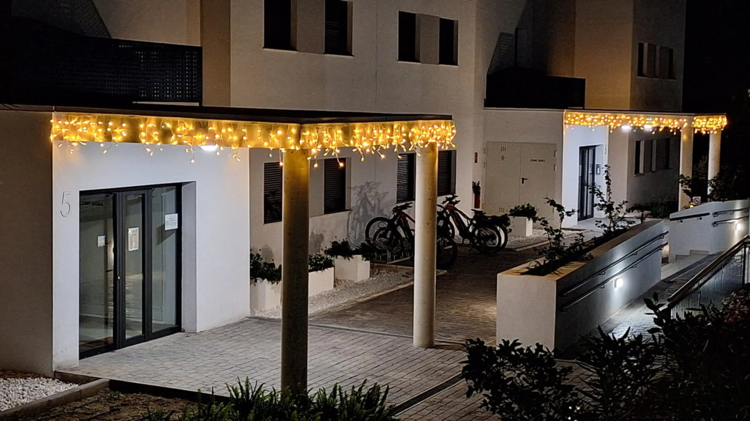 Ground Floor Apartment for sale in Estepona East, Estepona with 2 bedrooms, 2 bathrooms, 2 en suite bathrooms and with orientation south, with communal swimming pool, private garage (1 parking spaces) and private garden. Regarding property dimensions, it 