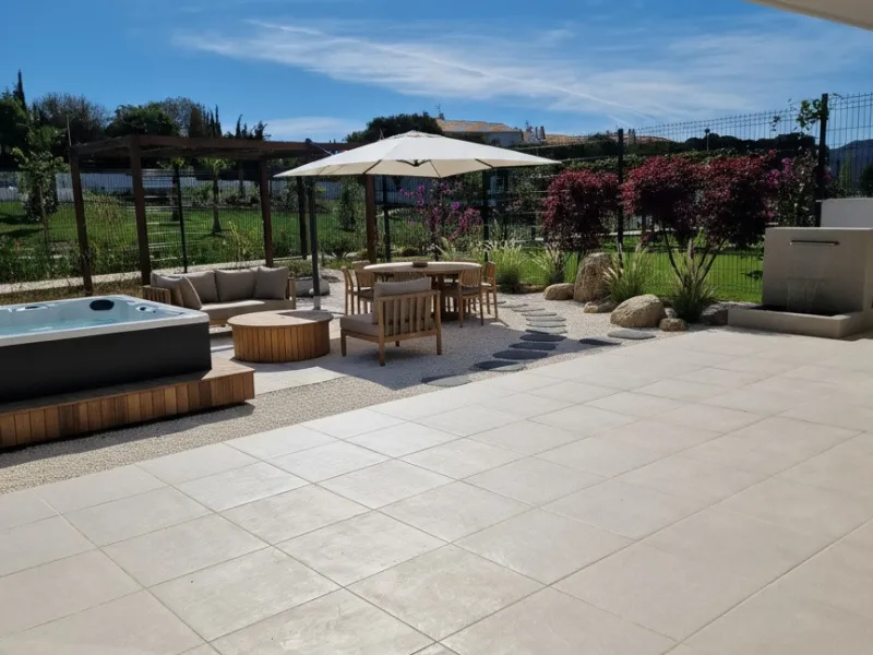 Ground Floor Apartment for sale in Estepona East, Estepona with 2 bedrooms, 2 bathrooms, 2 en suite bathrooms and with orientation south, with communal swimming pool, private garage (1 parking spaces) and private garden. Regarding property dimensions, it 